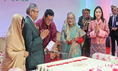 ভুটানের রাজাকে সঙ্গে নিয়ে কেক কাটলেন রাষ্ট্রপতি-প্রধানমন্ত্রী